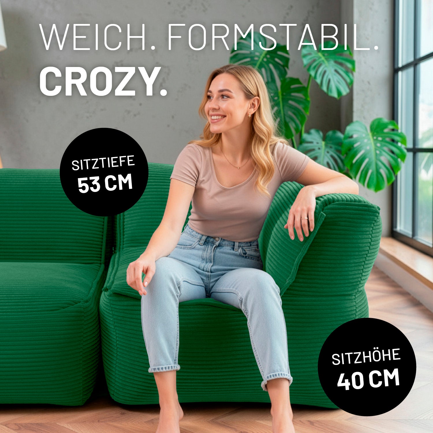 Modulares Eckteil rechts aus der LUMALAND Cord-Reihe - 340 L - 81 x 81 x 70 cm - Dunkelgrün mit Frau sitzend und Komfortdetails sichtbar