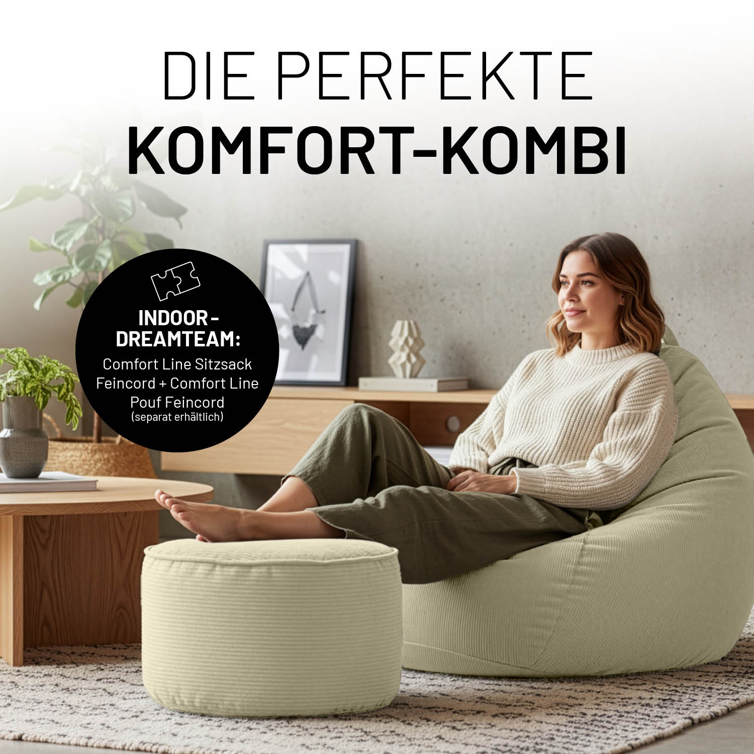 Frau entspannt auf Comfort Line Sitzsack Feincord M - 120 L - Beige in modernem, gemütlichem Wohnraum mit Hocker und Pflanzen.