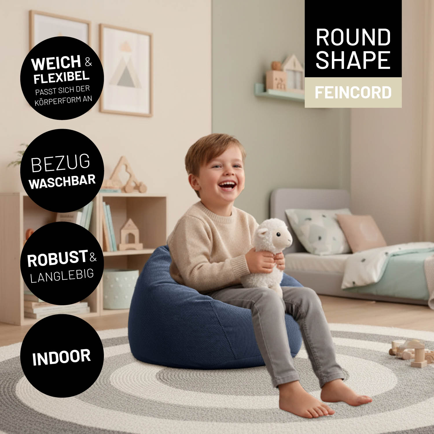Kind sitzt glücklich auf dem Comfort Line Sitzsack Feincord M - 120 L - Dunkelblau im gemütlichen Kinderzimmer.