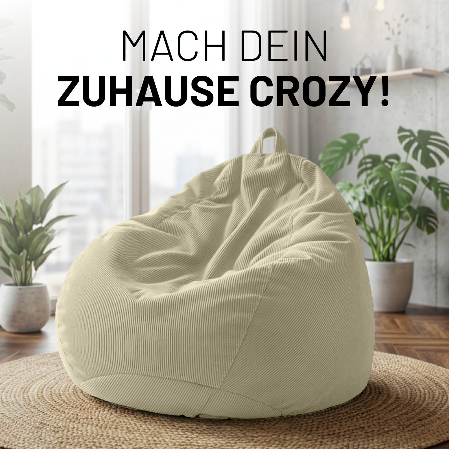 Comfort Line Sitzsack Feincord L - 185 L - Beige in hellem Raum auf rundem Teppich mit Pflanzen im Hintergrund.