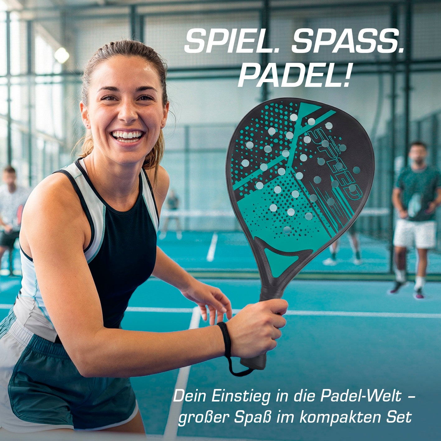 Padel-Tennis Starter-Set: Fröhliche Spielerin mit Schläger auf Padel-Tennisfeld, Galerieposition 7, quadratisch 1417x1417px.
