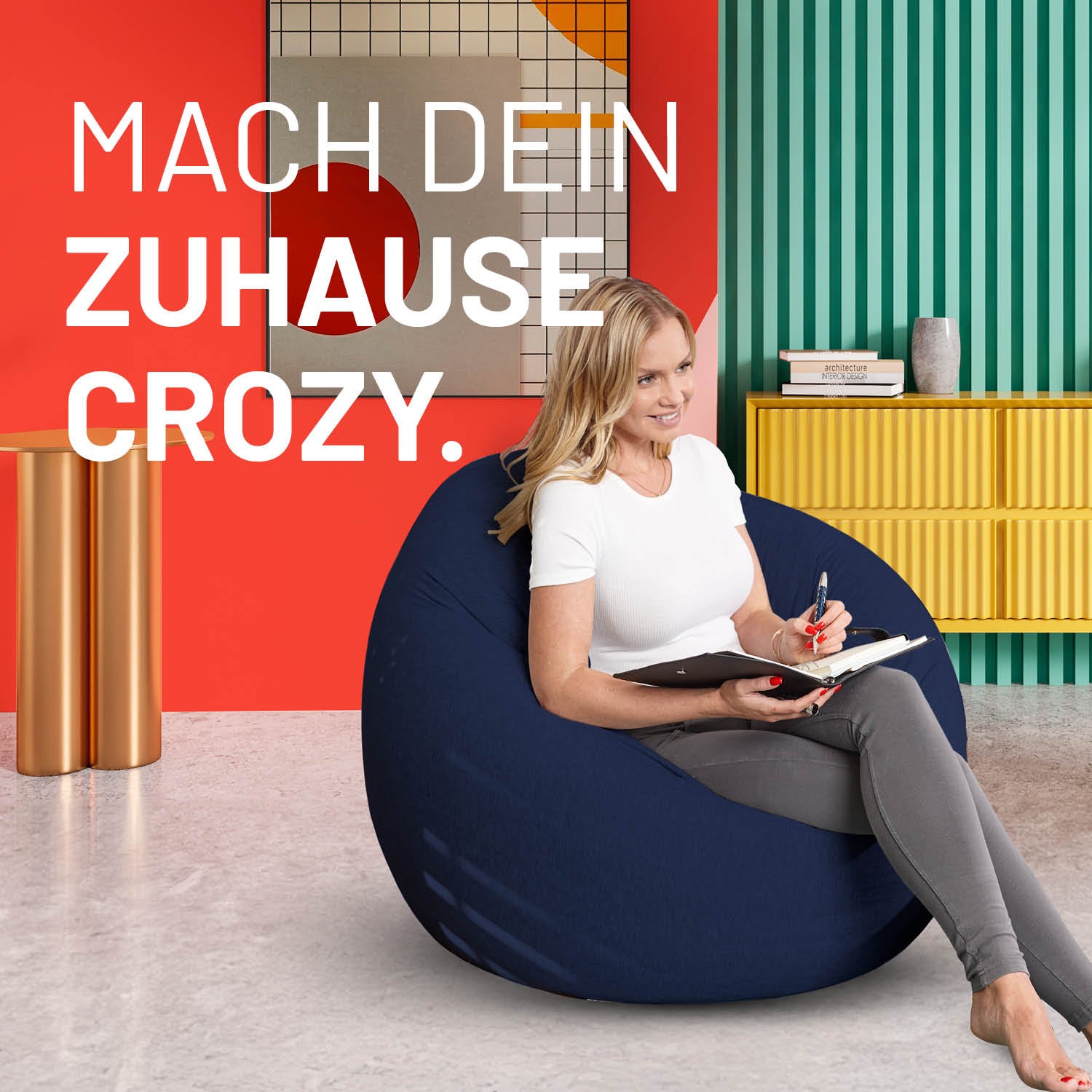 Frau sitzt entspannt im Flexi Comfort Sitzsack (320 L) Navyblau von Lumaland in modernem Wohnraum-Design.