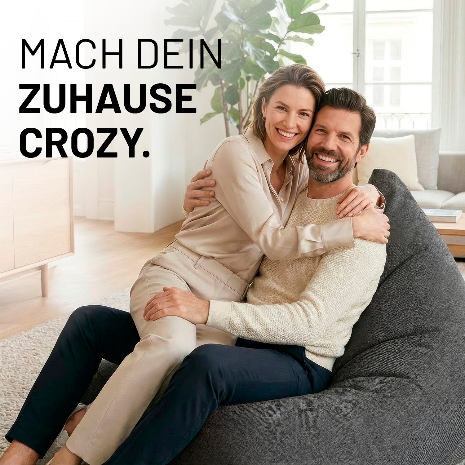 Paar sitzt gemütlich auf Sitzsack Interior Line (370 L) - indoor - Dunkelgrau in modernem Wohnzimmerambiente.