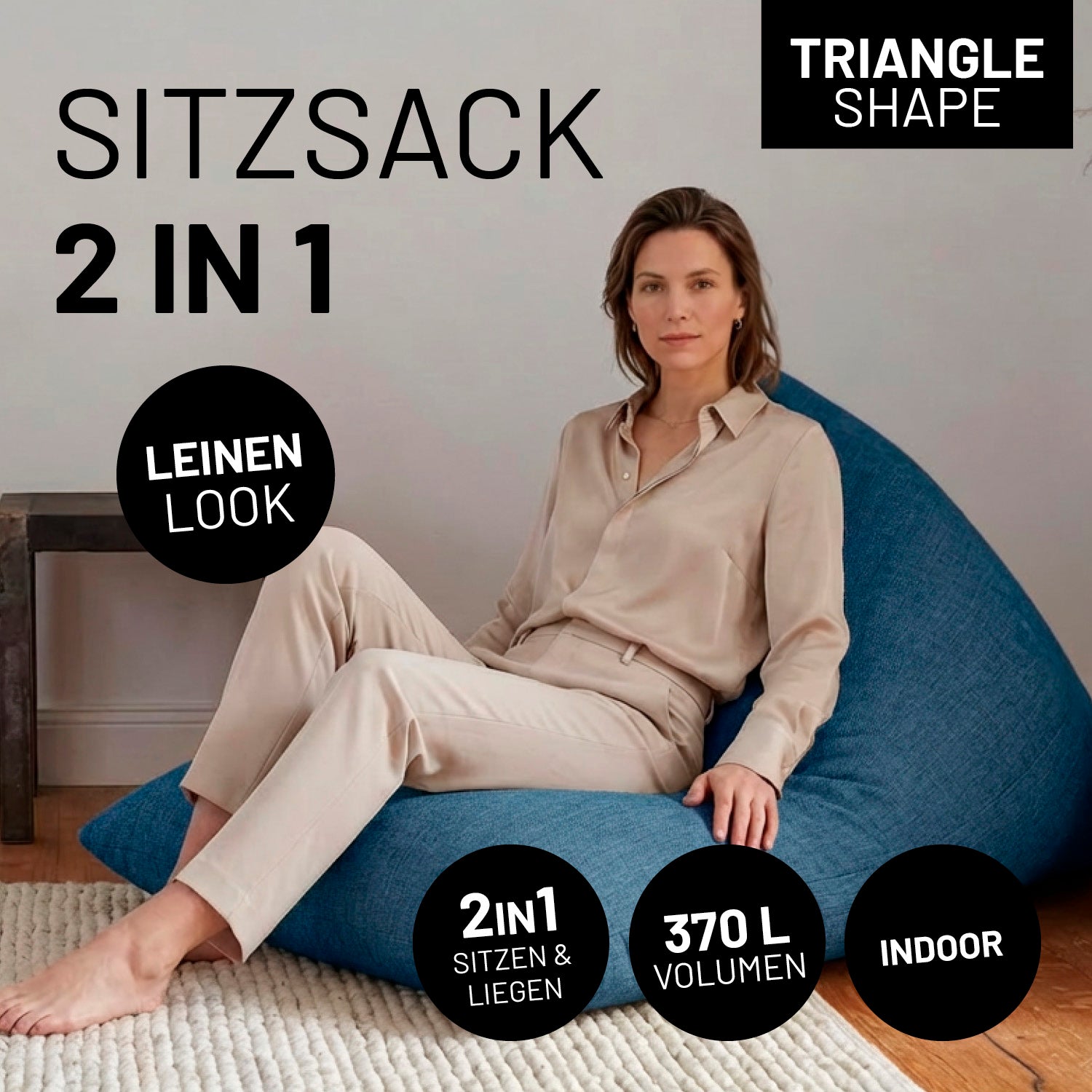 Frau sitzt auf Sitzsack Interior Line (370 L) - indoor - Aqua in Dreiecksform mit Leinenoptik zum Sitzen und Liegen im modernen Wohnraum.
