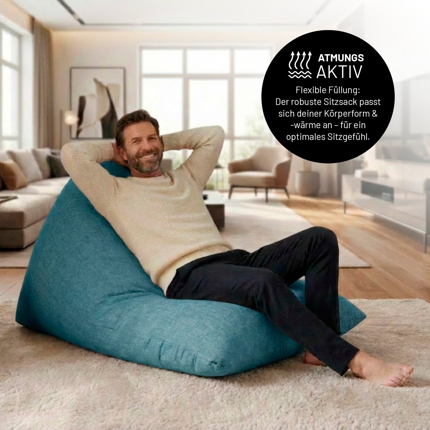 Mann entspannt auf Sitzsack Interior Line (370 L) - indoor - Aqua in modernem Wohnzimmer mit weichem Teppichboden.