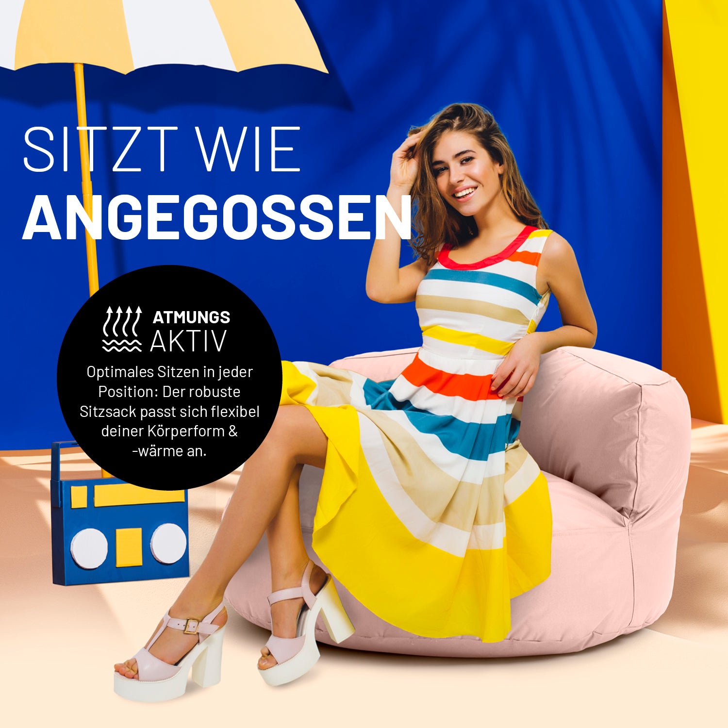 Frau sitzt entspannt auf Sitzsack Lounge (320 L) - indoor & outdoor - Pastell Pink vor blauem Hintergrund mit Sonnenschirm.