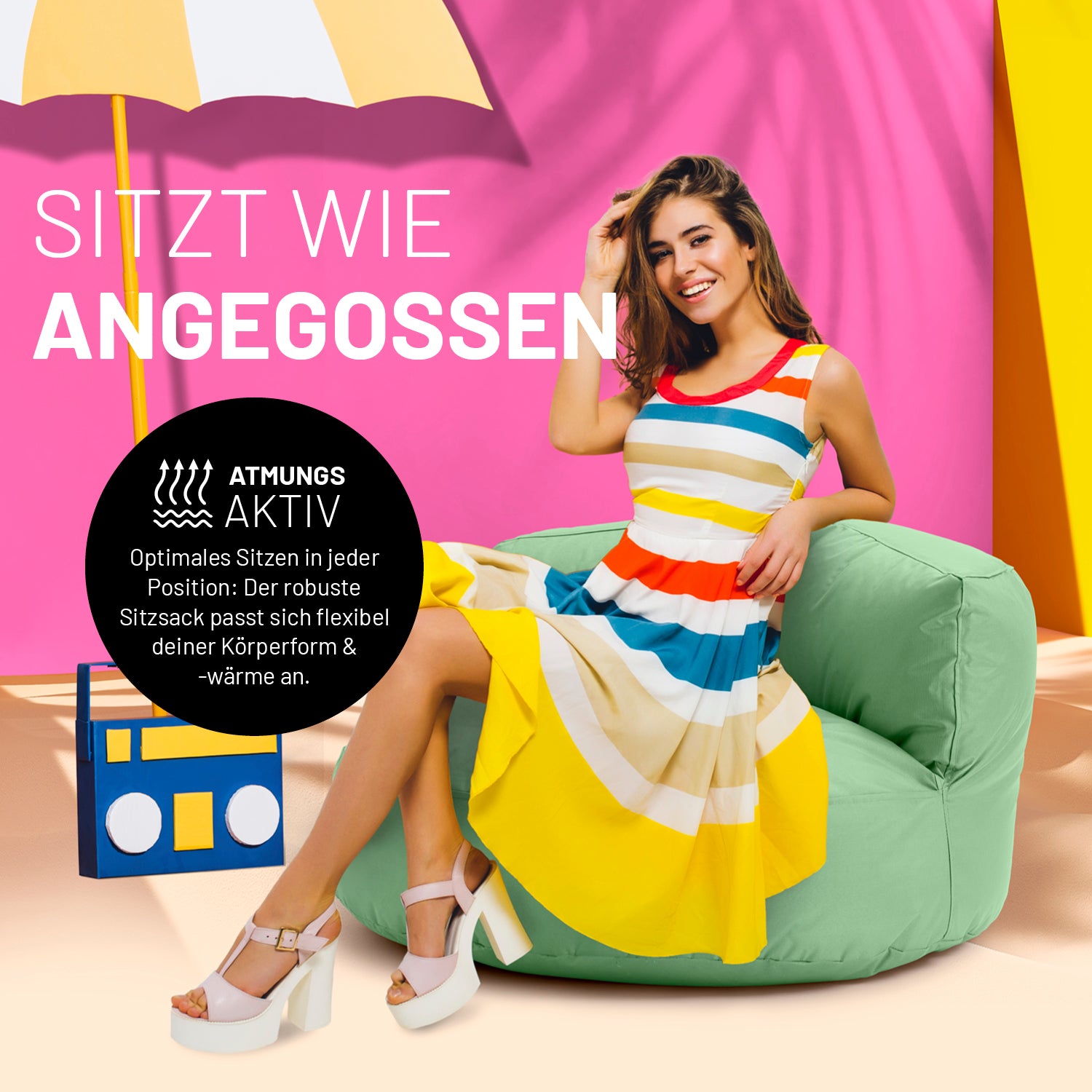 Frau sitzt entspannt auf dem Sitzsack Lounge (320 L) - indoor & outdoor - Pastellgrün vor buntem Hintergrund.