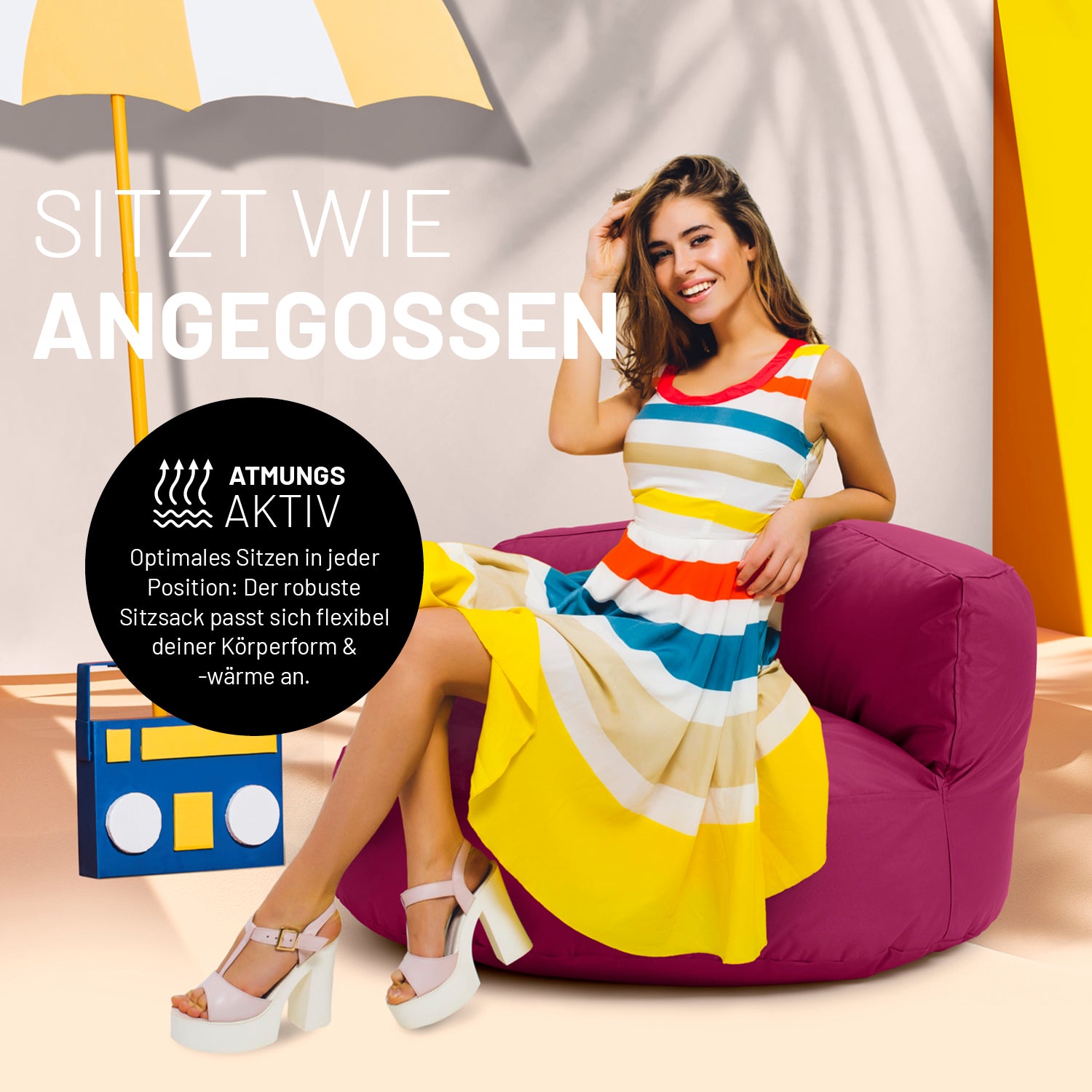 Frau sitzt entspannt auf Sitzsack Lounge (320 L) - indoor & outdoor - Weinrot in moderner, heller Umgebung mit Sonnenschirm und Retro-Radio.