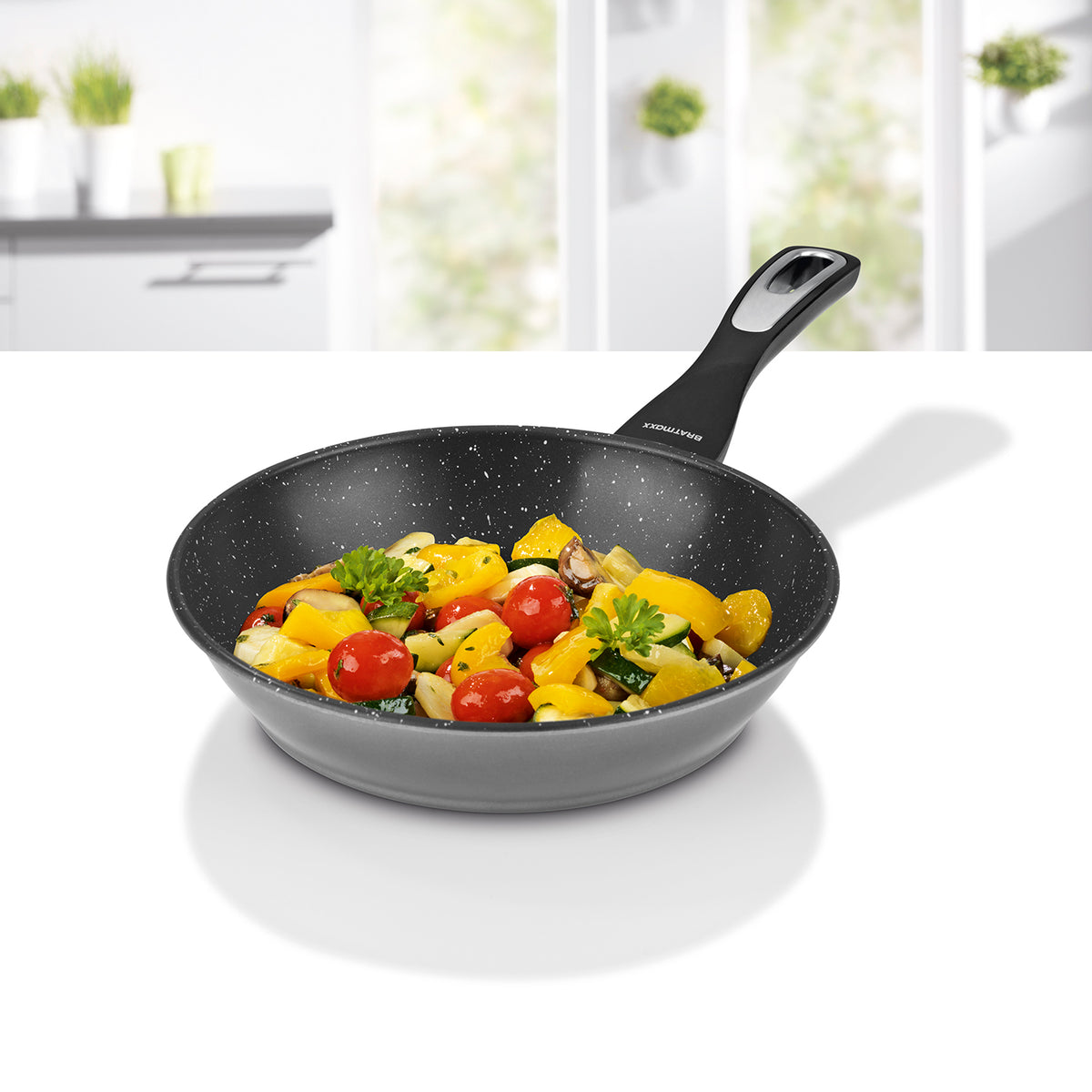 Keramik-Pfanne - 24 cm - Anthrazit mit buntem Gemüse in heller Küche