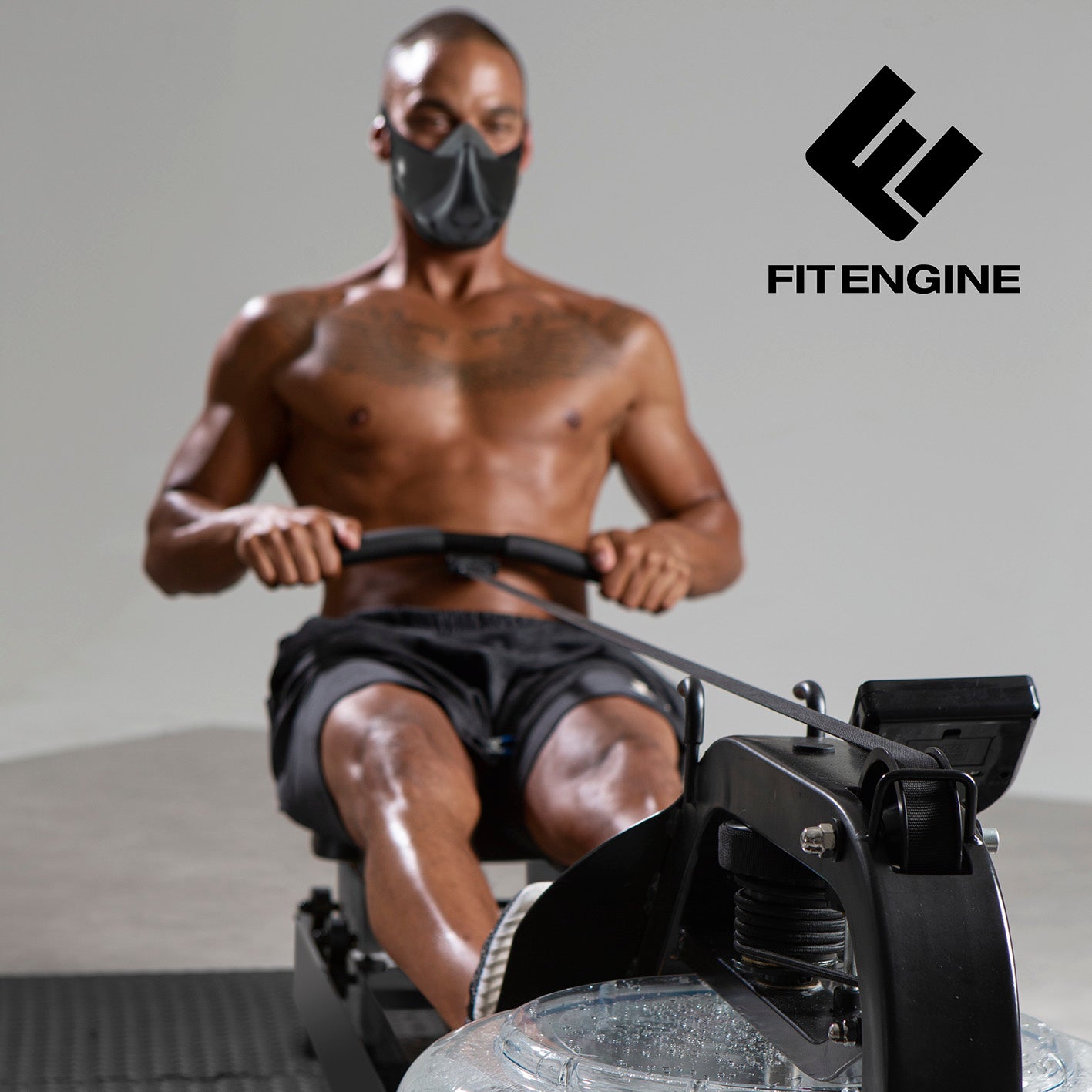 Mann trainiert mit Wasser-Rudergerät Smart - schwarz für effektives Ganzkörpertraining im Home-Gym mit App-Anbindung.