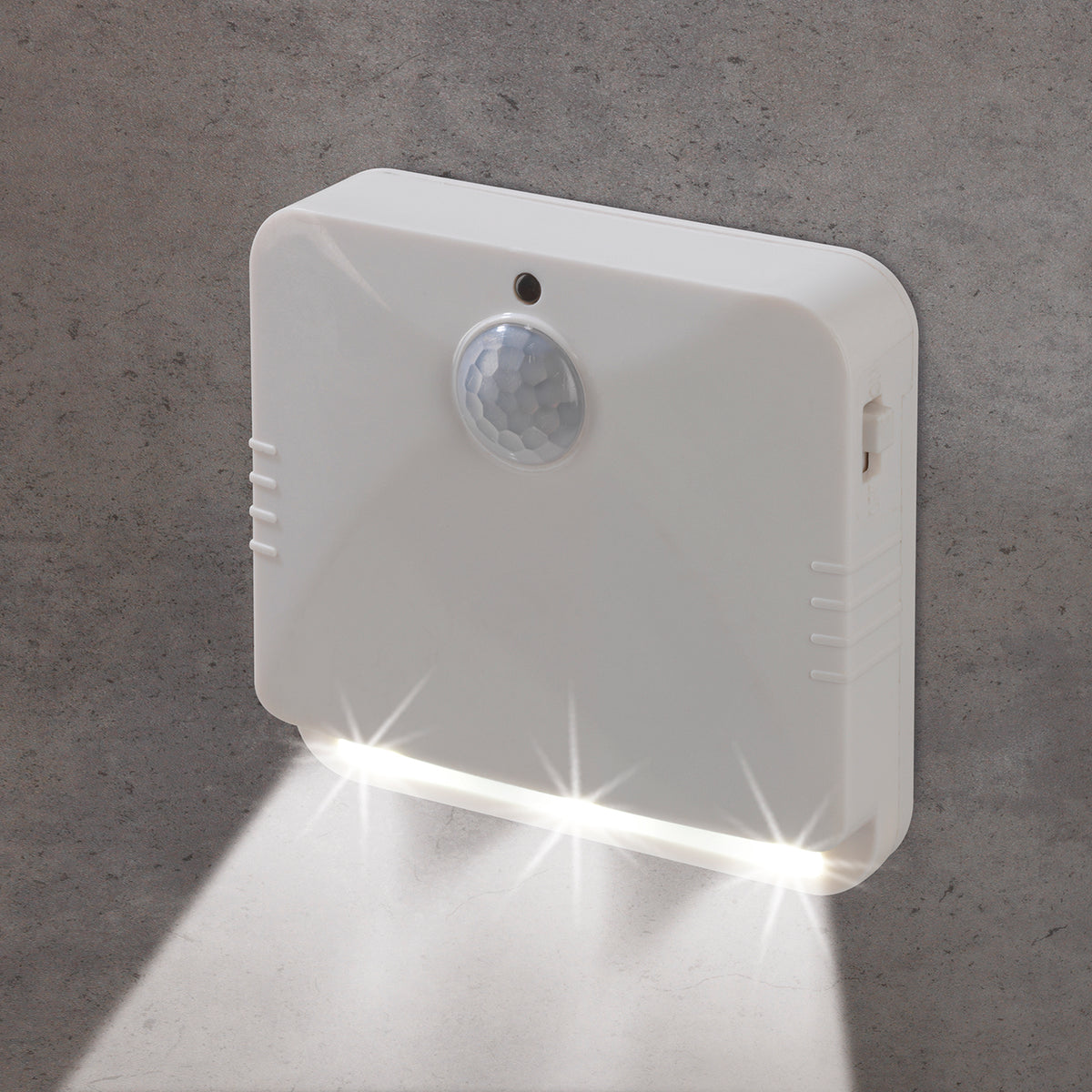 LED-Sensorlicht - eckig - Mit Bewegungsmelder - 2er-Set - weiß an der Wand mit hellem Lichtkegel