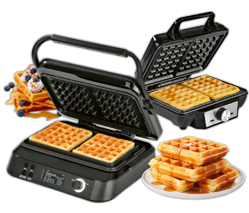 Zwei Waffeleisen mit frischen Waffeln, umgeben von gestapelten Waffeln mit Sirup und belegten Waffeln mit Beeren.