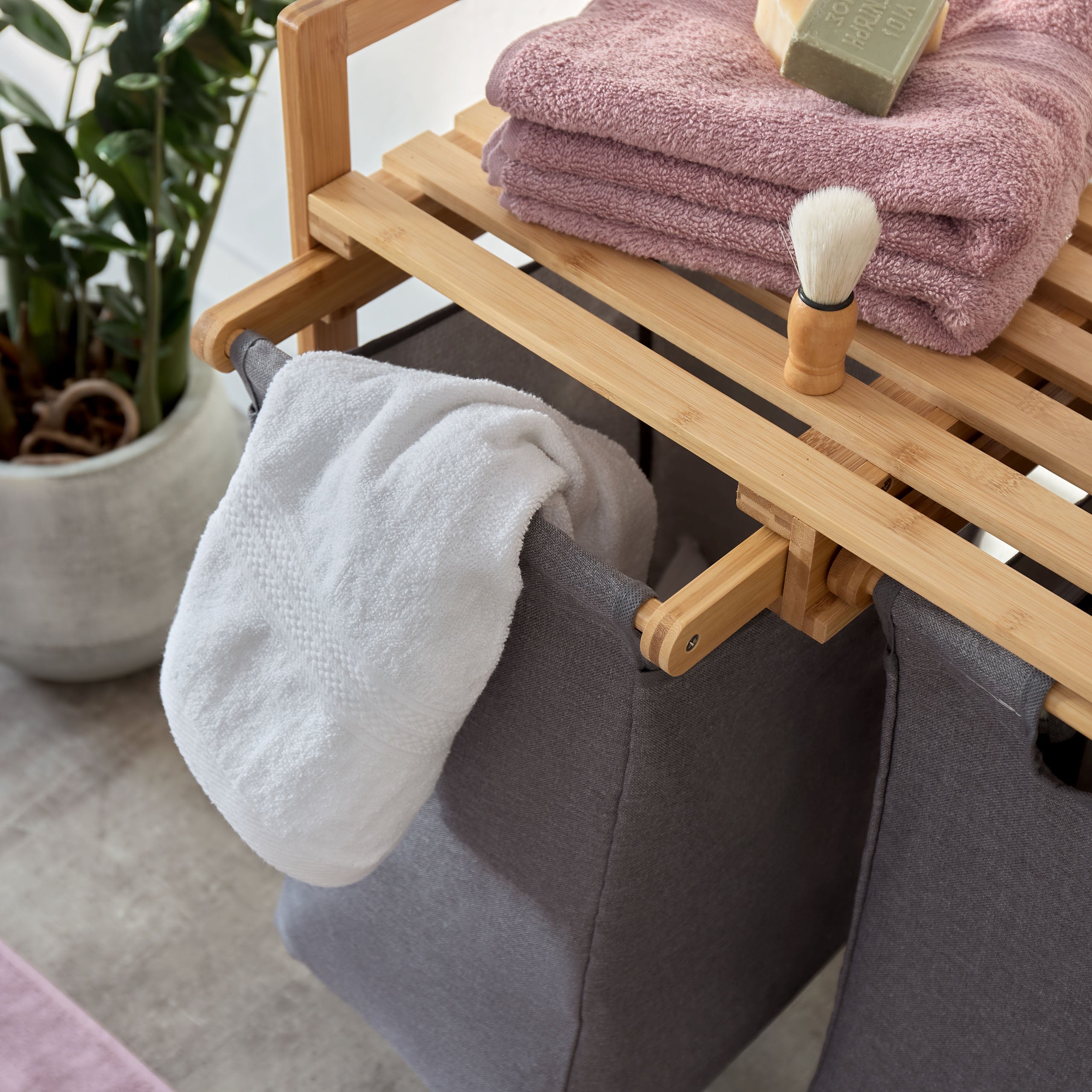 Bambus Wäschekorb mit 2 ausziehbaren Wäschesacken - 73 x 64 x 33 cm - Rosa