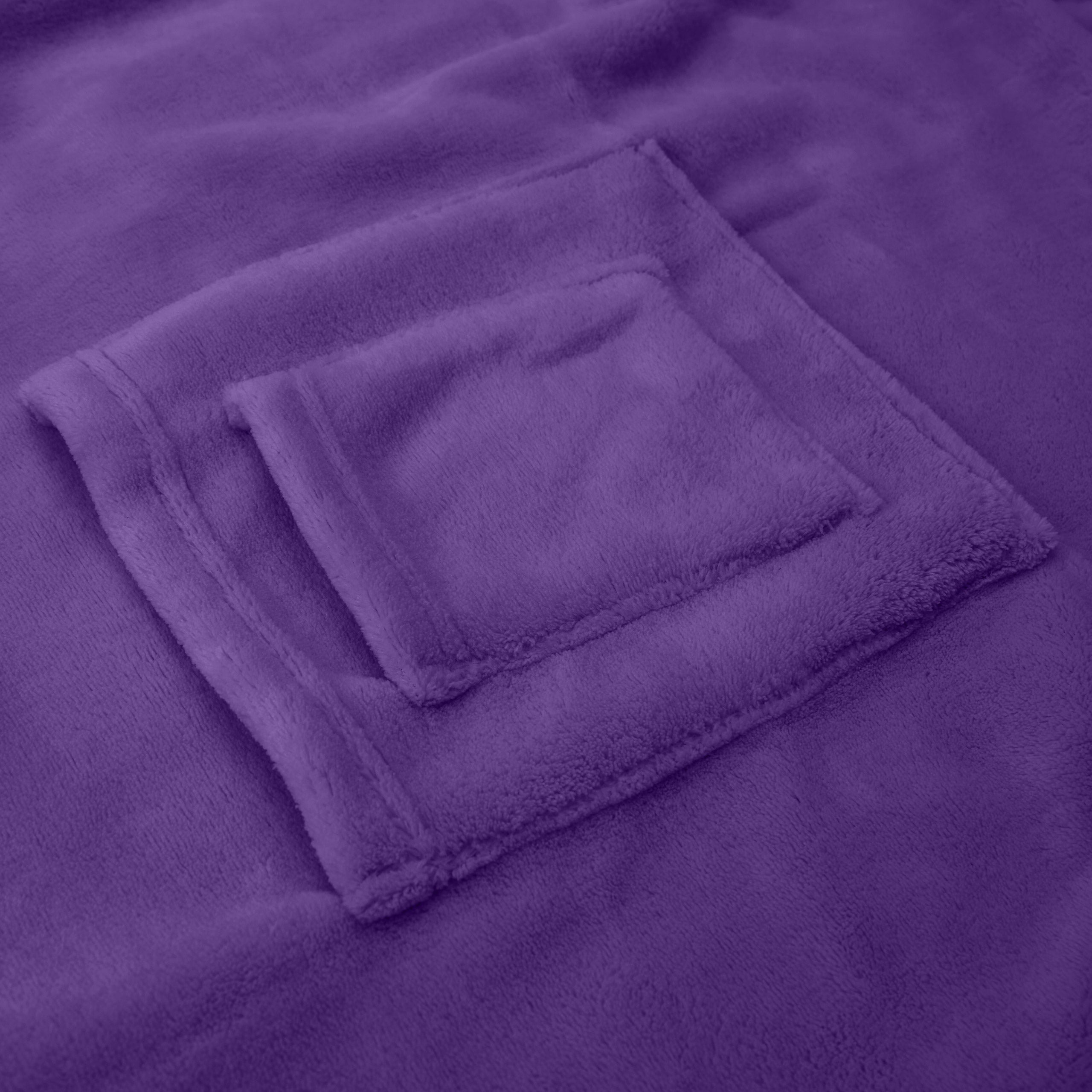 Kuscheldecke mit Ärmeln aus weichem Coral Fleece mit Handytasche + Fußtasche - 150 x 180 + 35 cm - lila