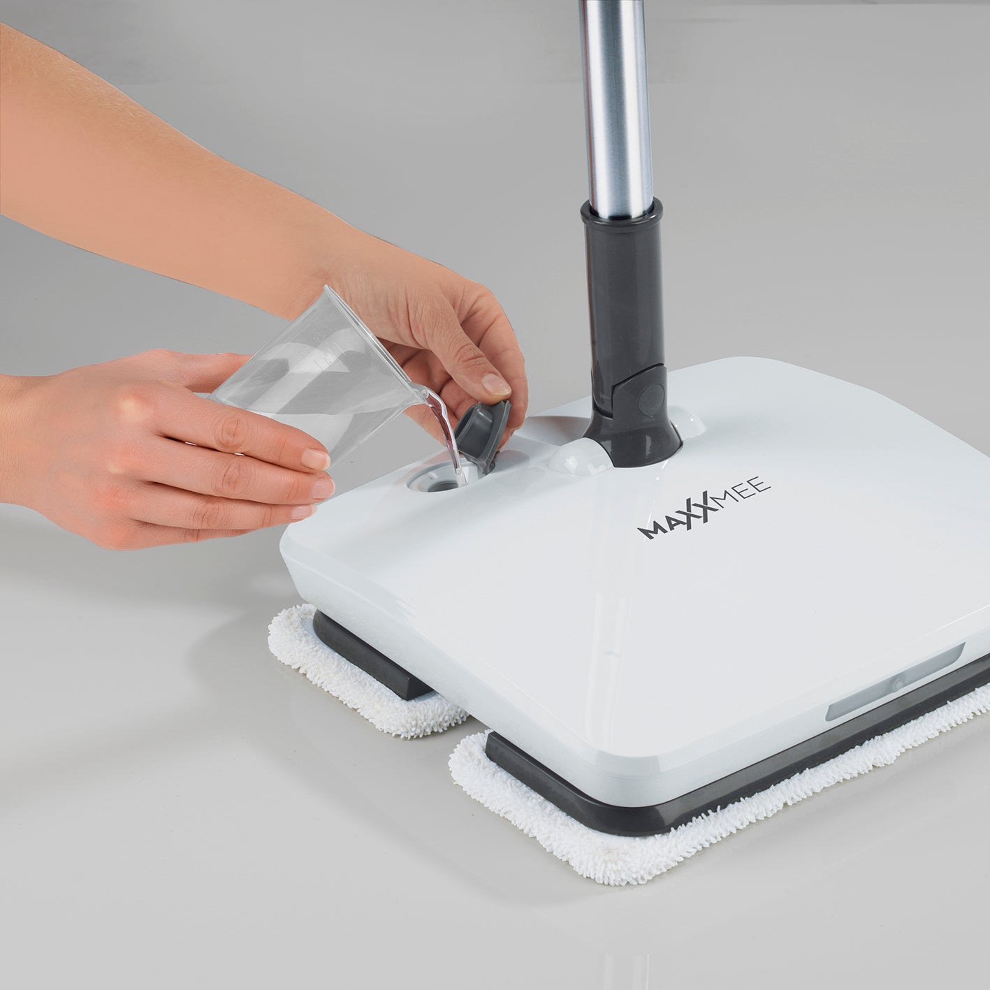 Akku-Vibrationsmopp mit Sprühfunktion - grau