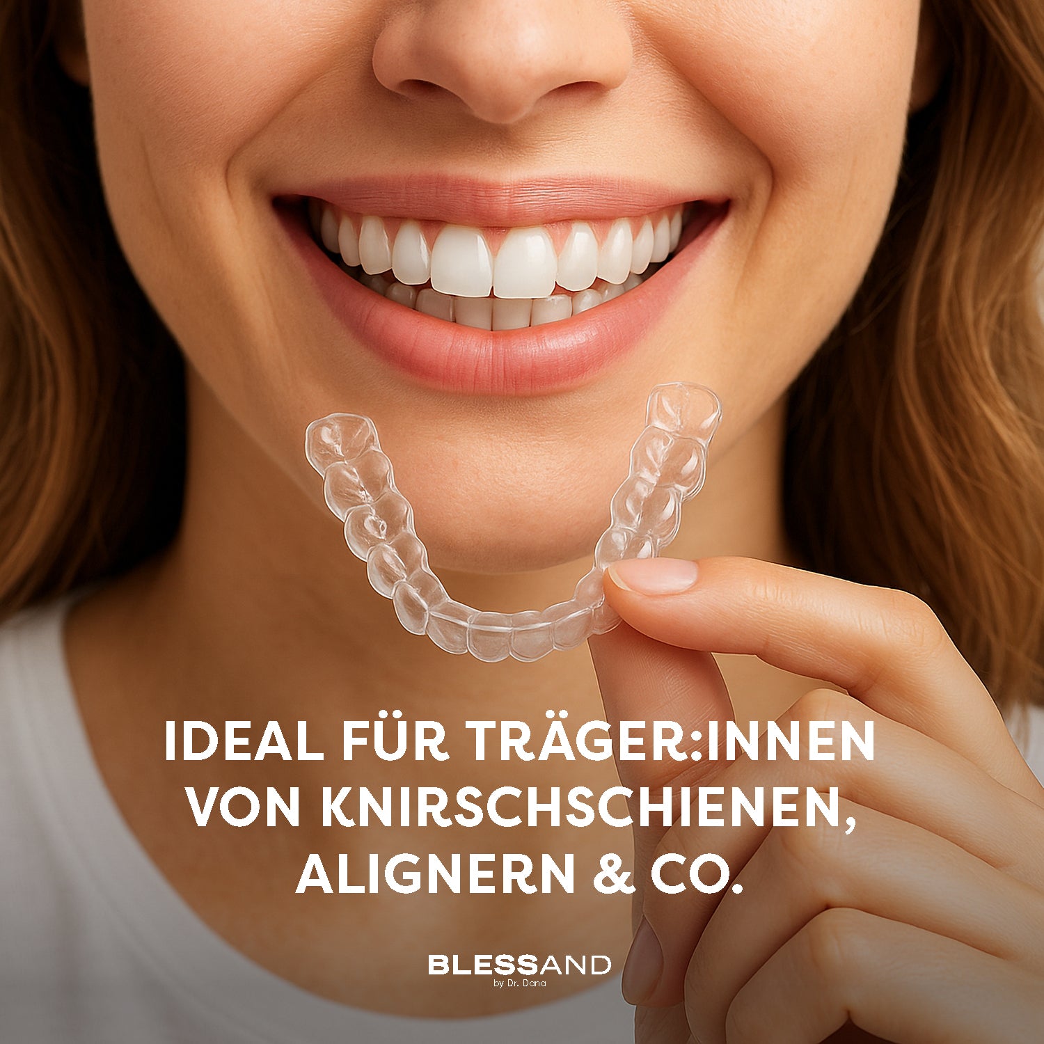 Mundpflege Nr. 7 - 4er-Set (4x 10 ml) zeigt transparente Knirschschiene vor lächelndem Mund für Zahnfleischpflege.