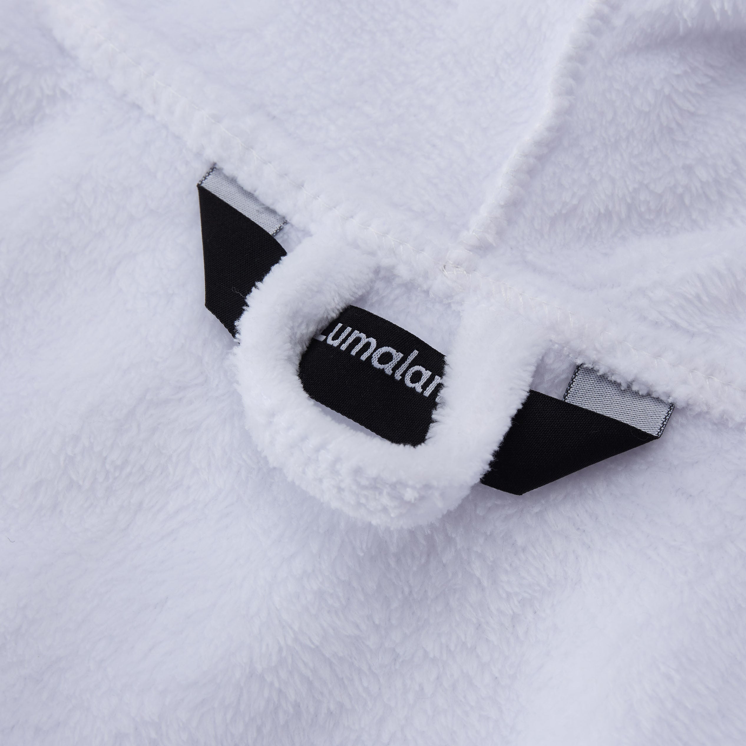 Luxury Mikrofaser Bademantel mit Kapuze für Damen und Herren in Weiß, Größe S, mit flauschigem Coralfleece-Material.