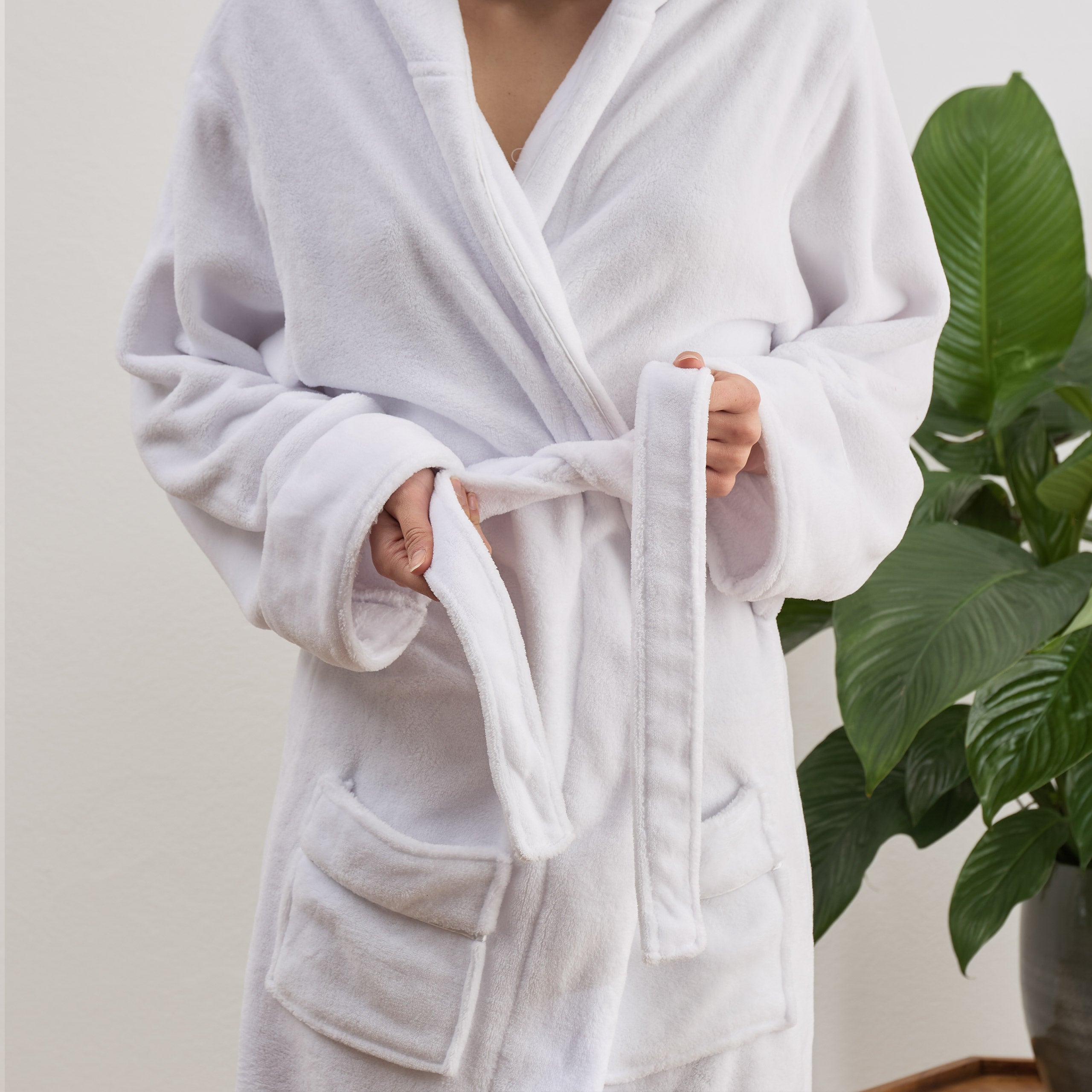 Luxury Mikrofaser Bademantel mit Kapuze für Damen und Herren - Weiß - Größe S, weich, flauschig, schnelltrocknend, mit Taillengürtel und Taschen.