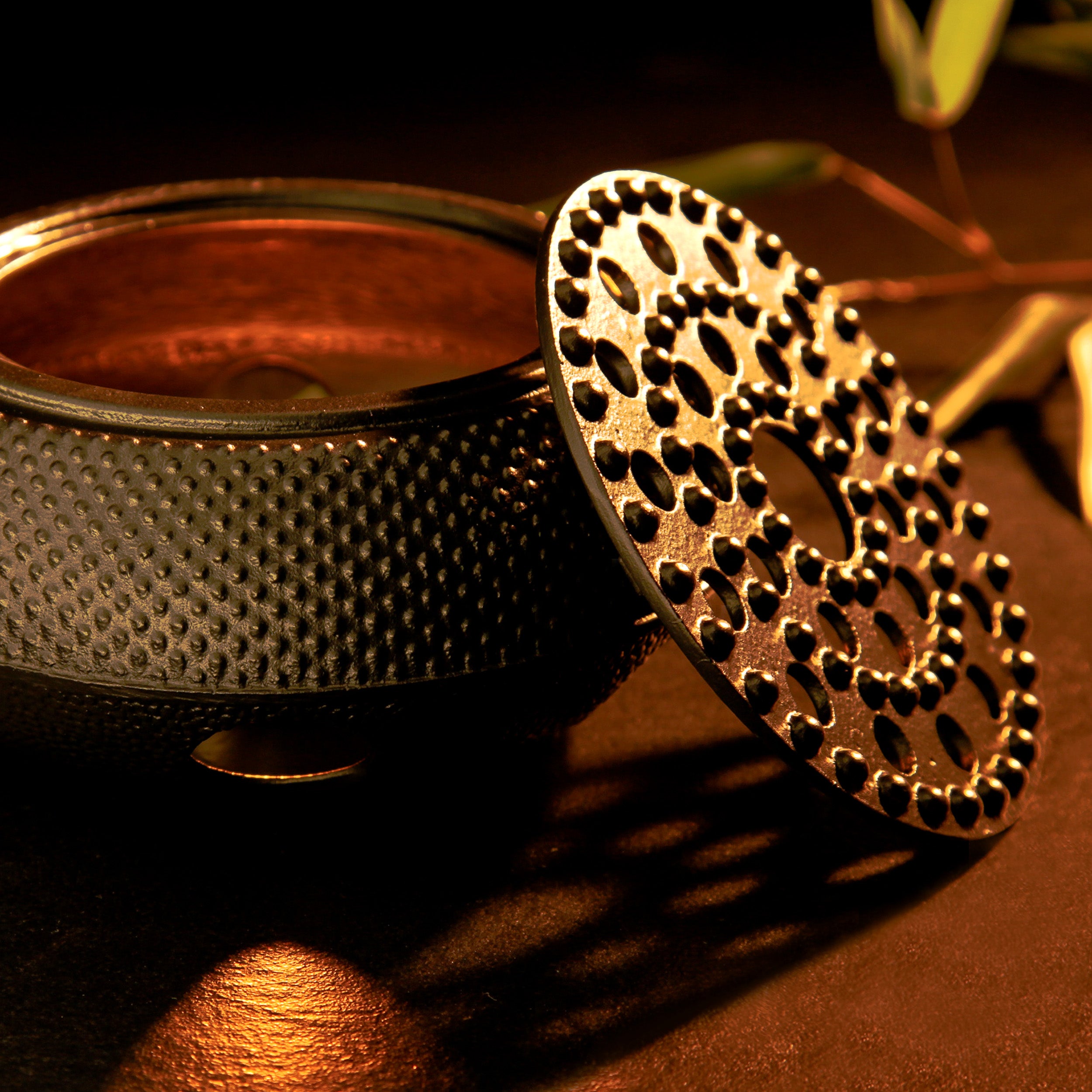 Stövchen aus Gusseisen - Teewärmer für Teekannen - Nach asiatischer Tradition - Schwarz